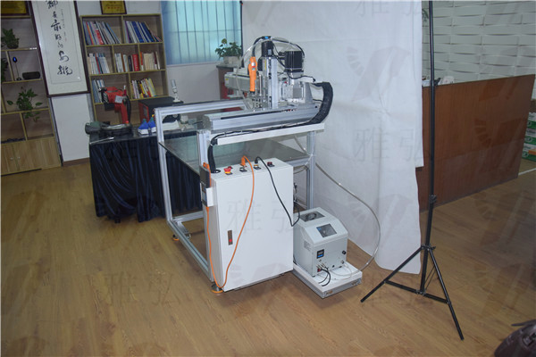 自動(dòng)鎖螺絲機(jī)側(cè)面